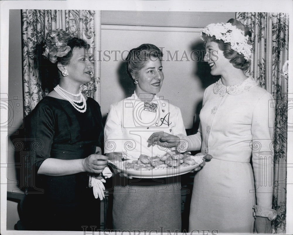 1960 Press Photo Mrs Ernest Dager Mrs Nicholas Abraham Mrs James Hennigan - Historic Images