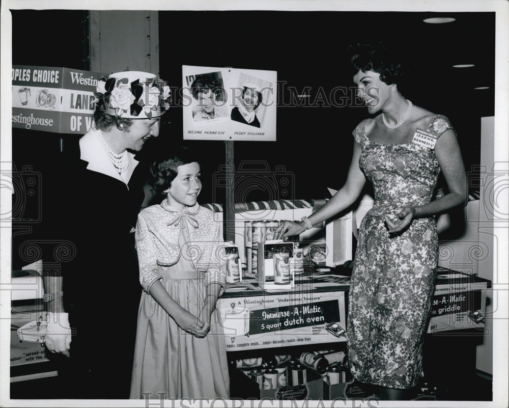 1960 Press Photo TV Actress Irehn Hennessy Mrs Elmer Barnes and Susanj - Historic Images