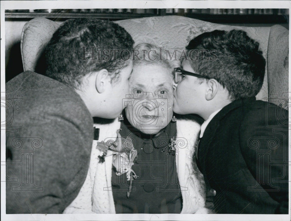 1963 Press Photo Mrs.Julia Herbits, 100 yrs.old get a kiss from her grandsons. - Historic Images