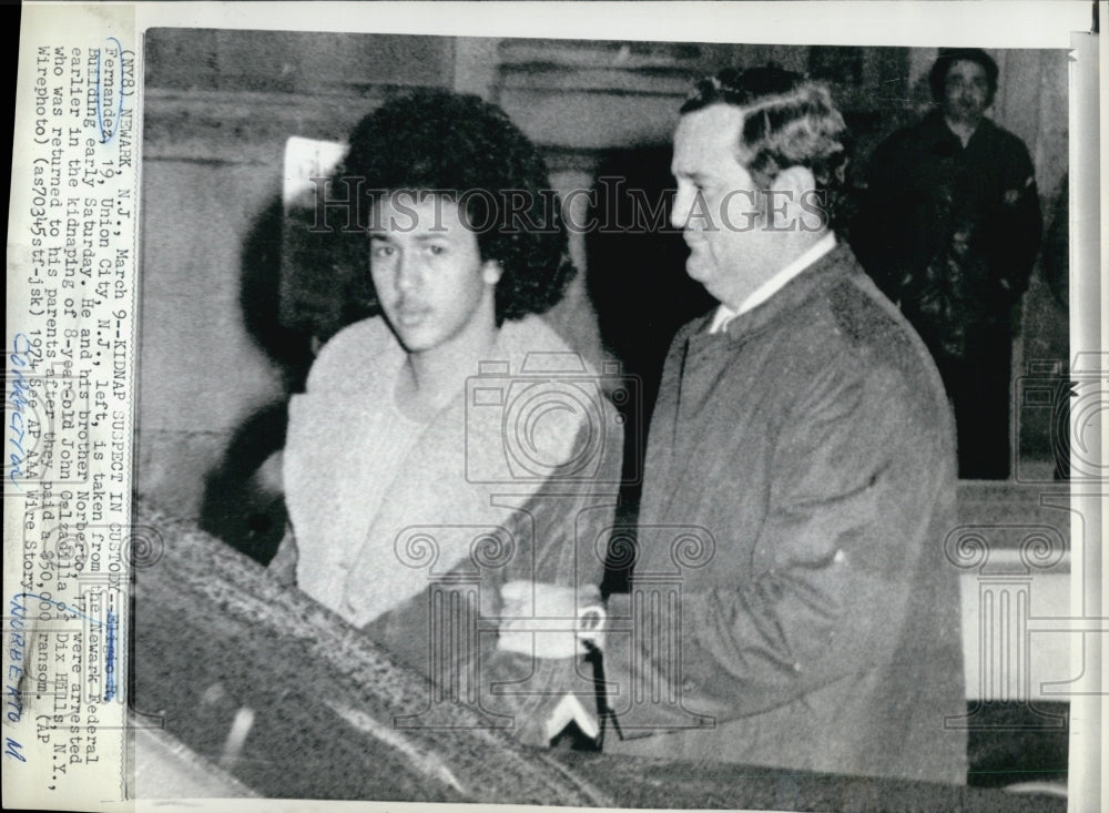 1974 Press Photo Eligio Fernandez Escorted From Federal Building - Historic Images