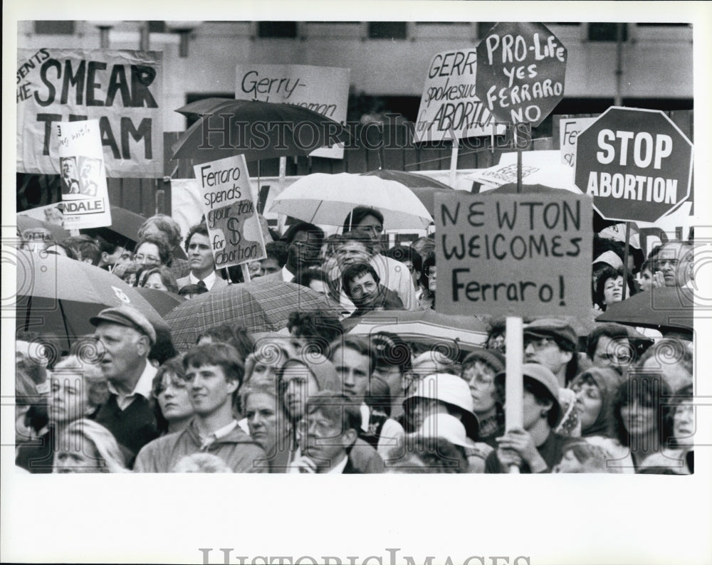 1984 Press Photo Ferraro Protestors Mixed In With Supporters - Historic Images