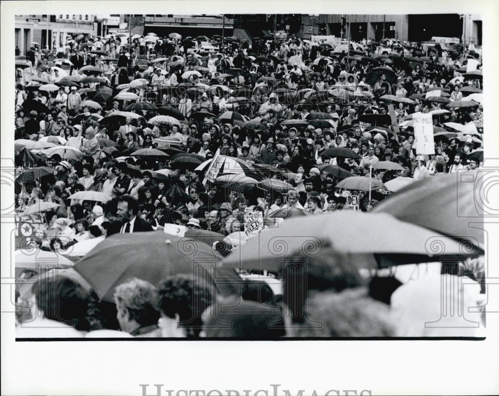 1984 Press Photo Ferraro rally at City Hall Plaza - Historic Images