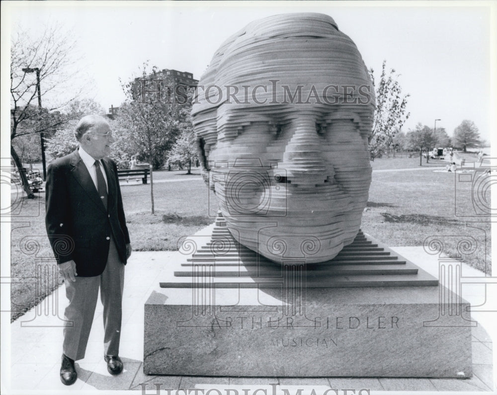 1989 Press Photo Harry Ellis dickson and Statue of Arthur Fiedler - Historic Images