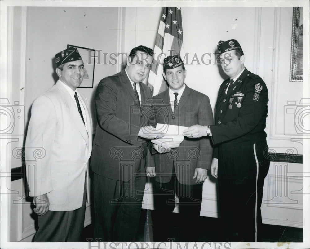 1962 Press Photo Somerville Mayor Bretta Patriots' Day Comdr Anthony Capobianco - Historic Images