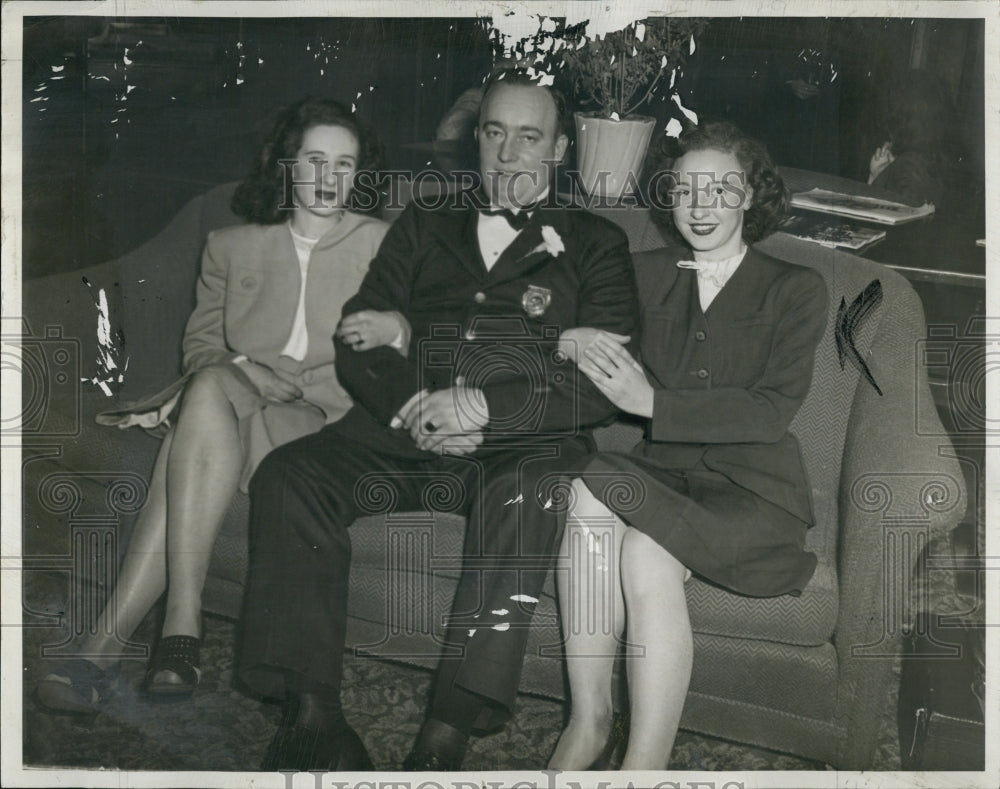 1947 Press Photo Patrolman Michael Barry, Helen Grando, &amp; Lillian Malin - Historic Images