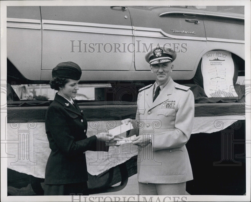 1958 Press Photo Rear Admiral Carl Espe and US Navy Macy Cochran aids fund drive - Historic Images