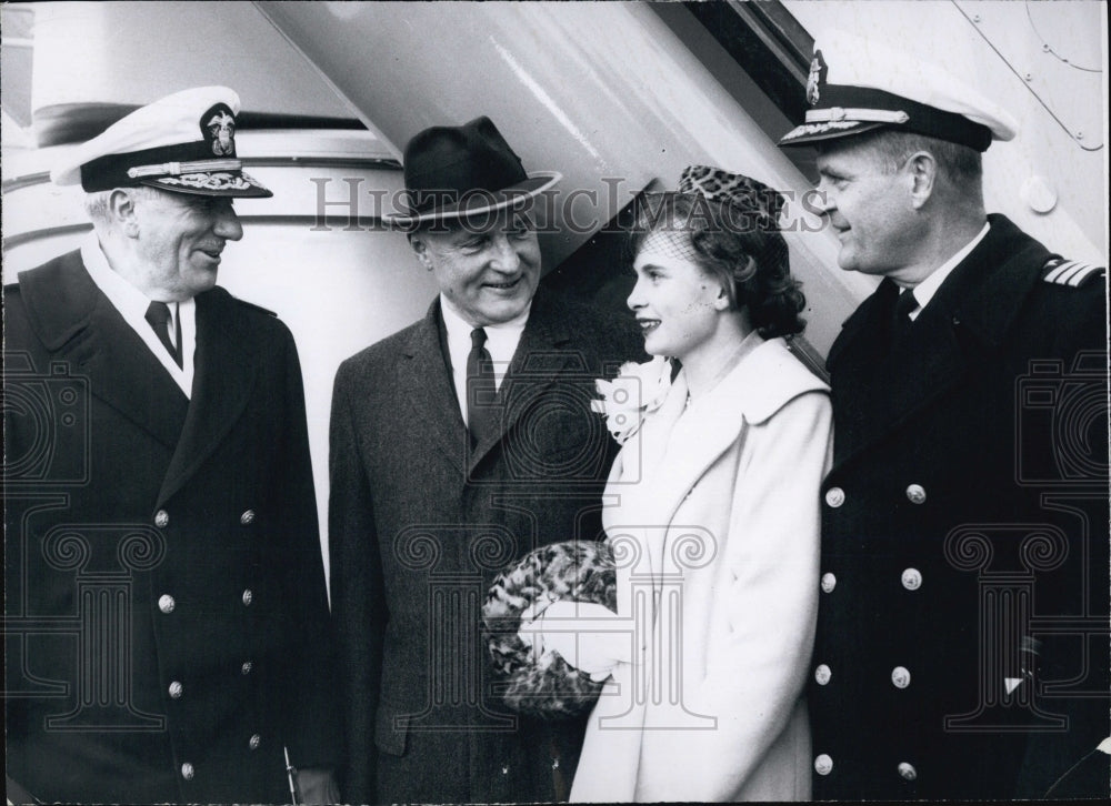 1960 Press Photo Rear Adm. Carl Espe, James Wakelin Jr., Marilyn Kunkel - Historic Images