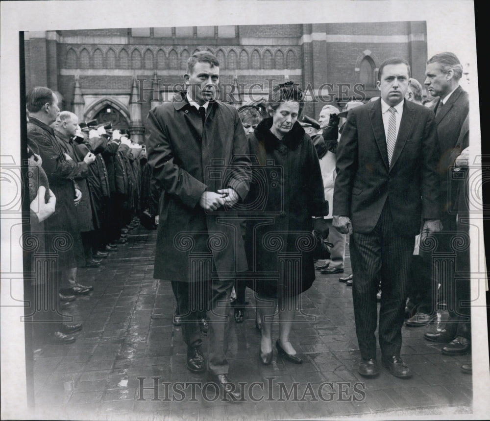 1969 Press Photo Mrs Frank Johnson and son Frank JR at funeral of Patrolman Fran - Historic Images