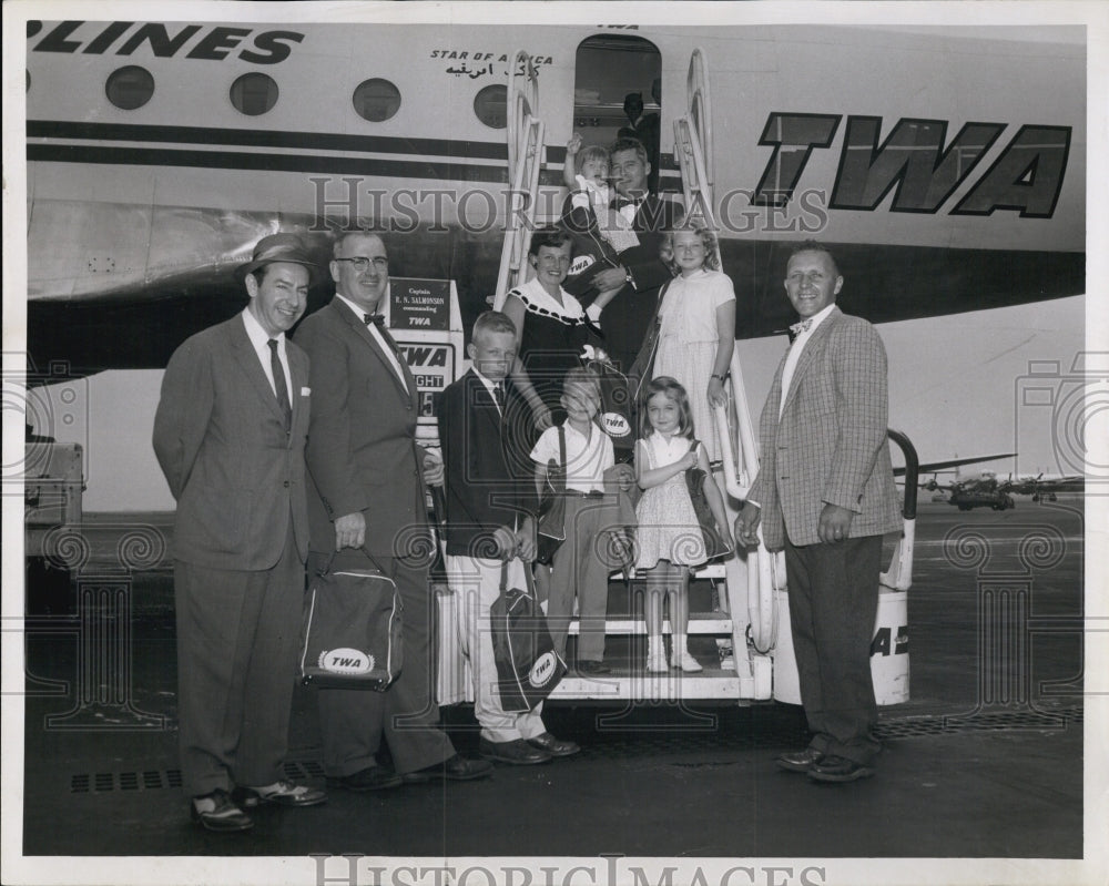 1958 Press Photo Mr/Mrs William Sullivanof Harvard to disneyland with family - Historic Images