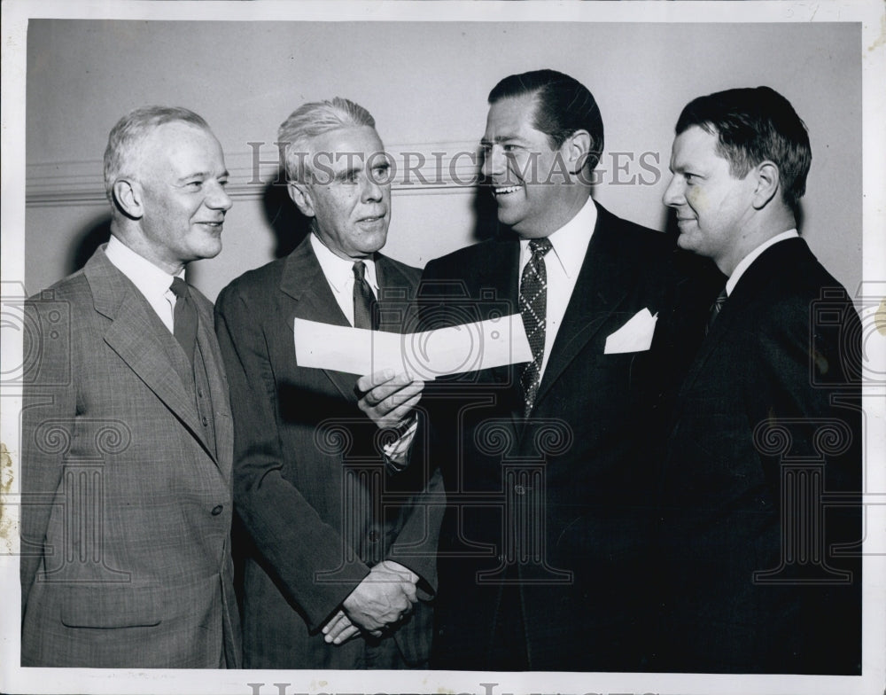1953 Press Photo Lloyd Carswell, GM of Sheraton Plaza &amp; Damon Runyon Fund - Historic Images
