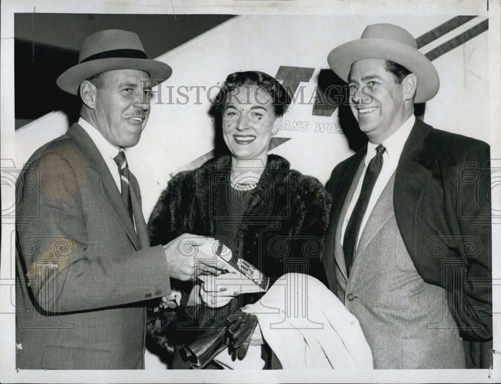 1953 Press Photo Jack Brown, Mr. & Mrs. Lloyd Carswell at Logan Int'l Airport - Historic Images