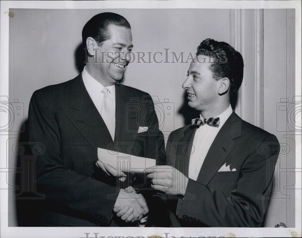 1954 Press Photo Lloyd Carswell receives check from Sal Fazio for Damon Runyan - Historic Images