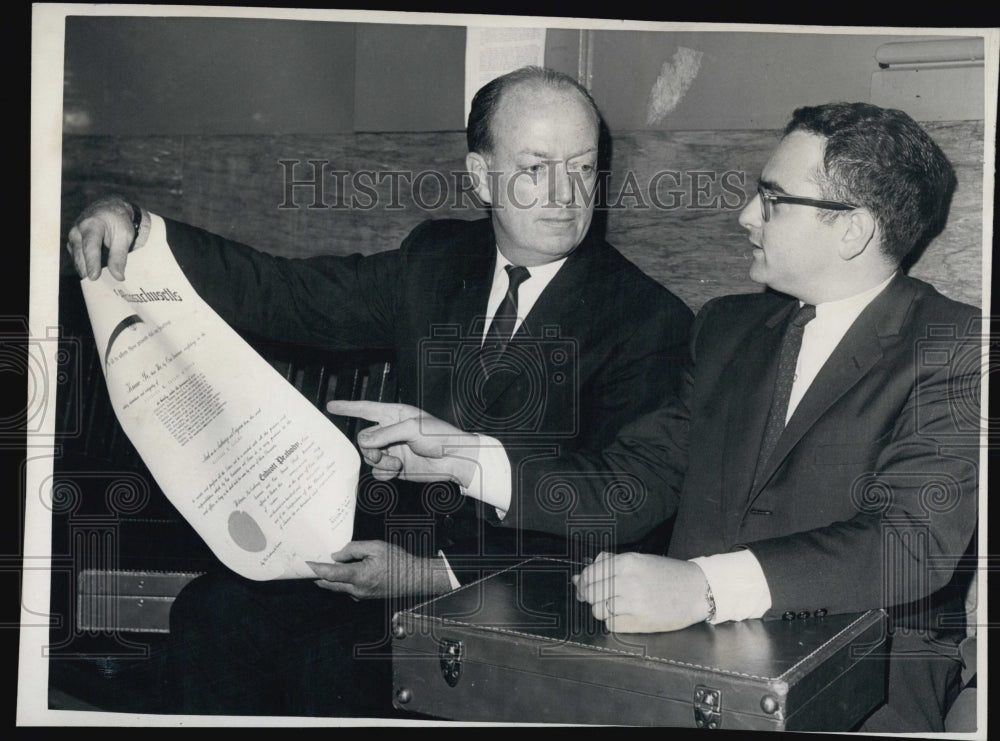 1965 Press Photo Safety Commissioner Richard Capleswith Atty Morris Goldings - Historic Images