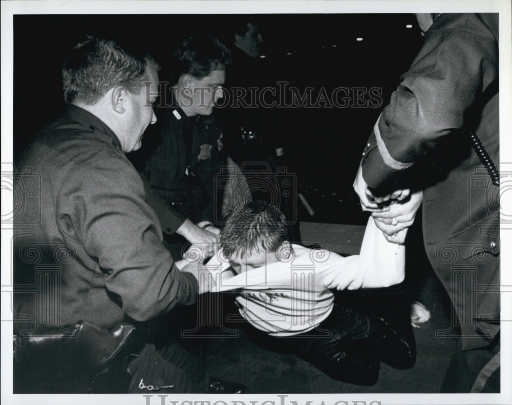 1990 Press Photo Mark C Cannon resists Boston Police at Rowes Wharf - Historic Images