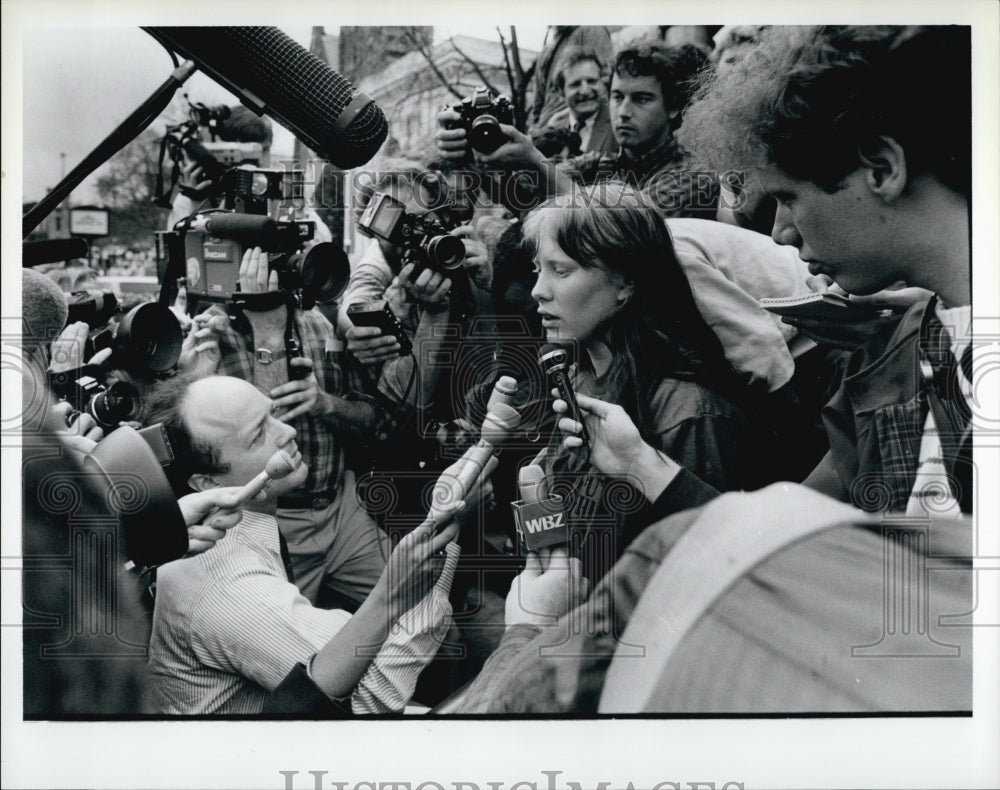 1987 Press Photo Jimmy Carter's daughter Amy Carter faces the media hordes - Historic Images