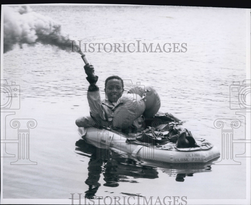 1967 Press Photo Emanuel Lomax hold a smoke flare during water survival training - Historic Images