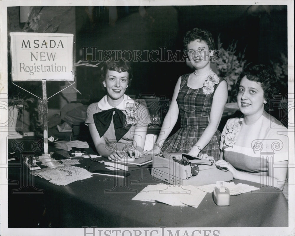 1959 Press Photo Constance Lomasney, Joan McCauley &amp; Mrs. Marilyn Holmes - Historic Images