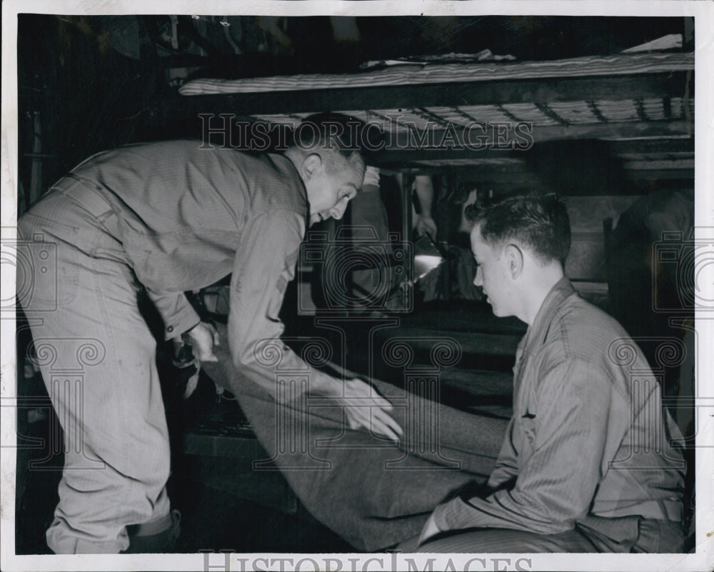 1955 Press Photo M-Sgt George Lohmiller gives lesson to Marine Tom Chapels. - Historic Images