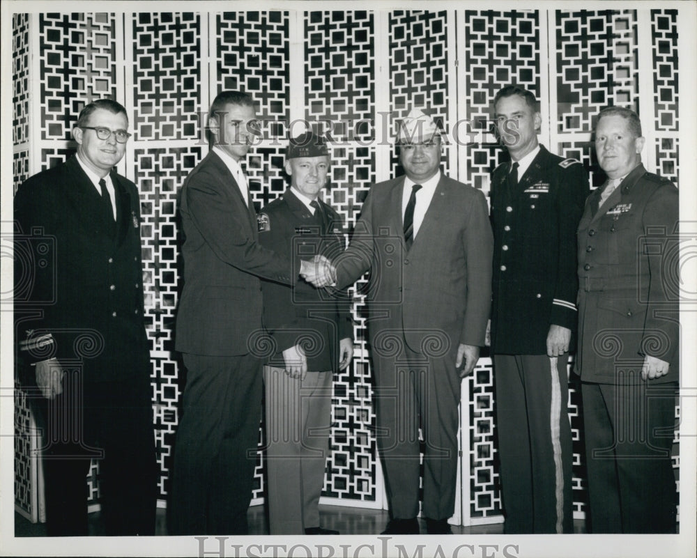 1964 Press Photo Com. Joseph Lombardo, Lt. Dwight Thietten, Com. Joseph Anderson - Historic Images