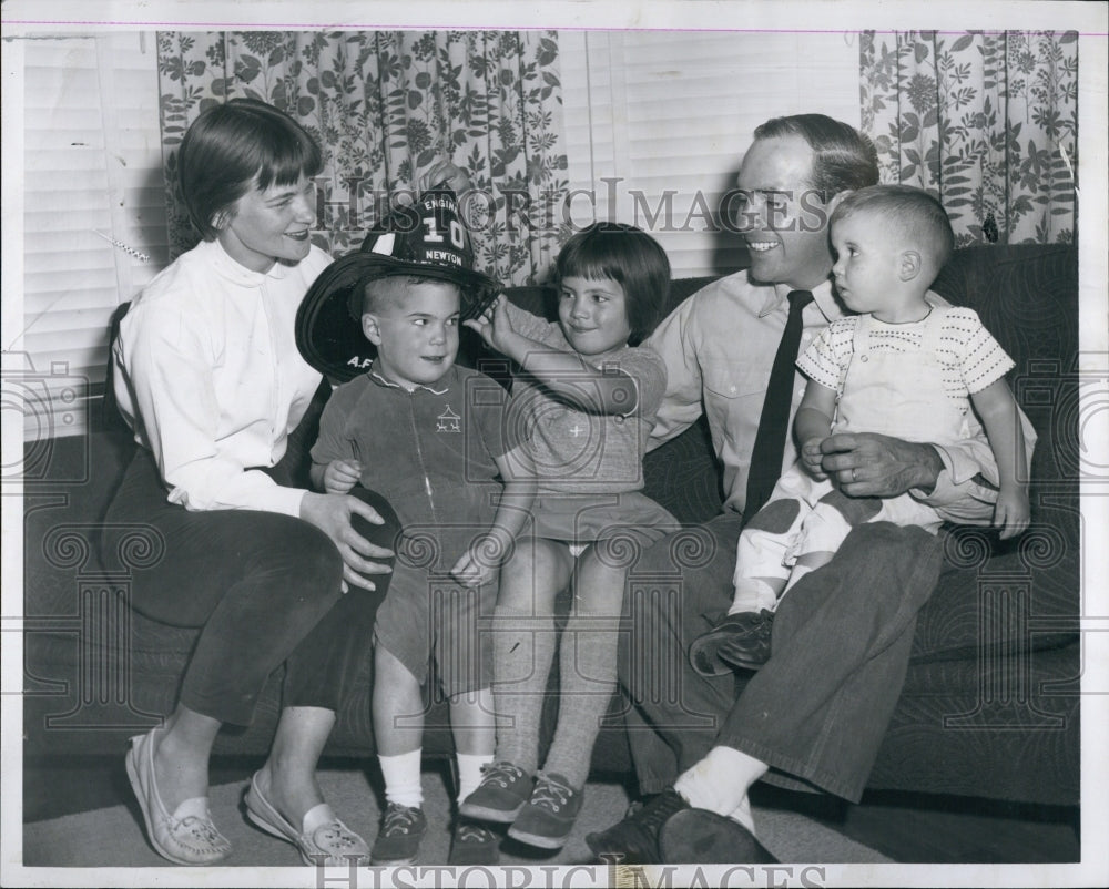 1960 Press Photo Anthony & Ronnie Lombardo 2nd Prize Winner on Post Position - Historic Images