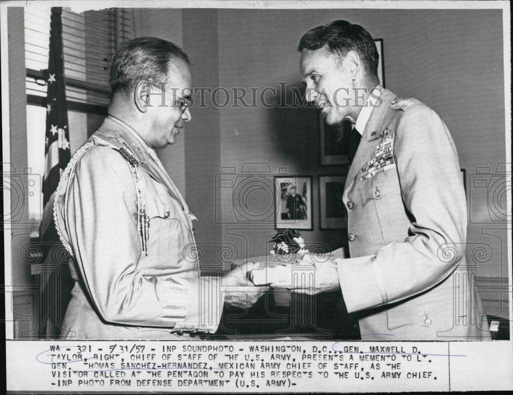 1957 Press Photo Gen. Maxwell Taylor with Gen. Thomas Sanchez-Hernandez - Historic Images