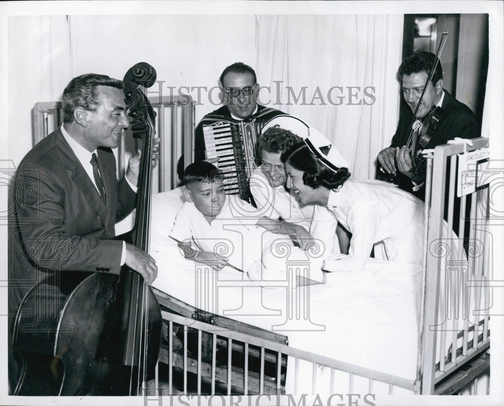 1960 Press Photo Pablo Villafano, patient serenaded by musicians - Historic Images