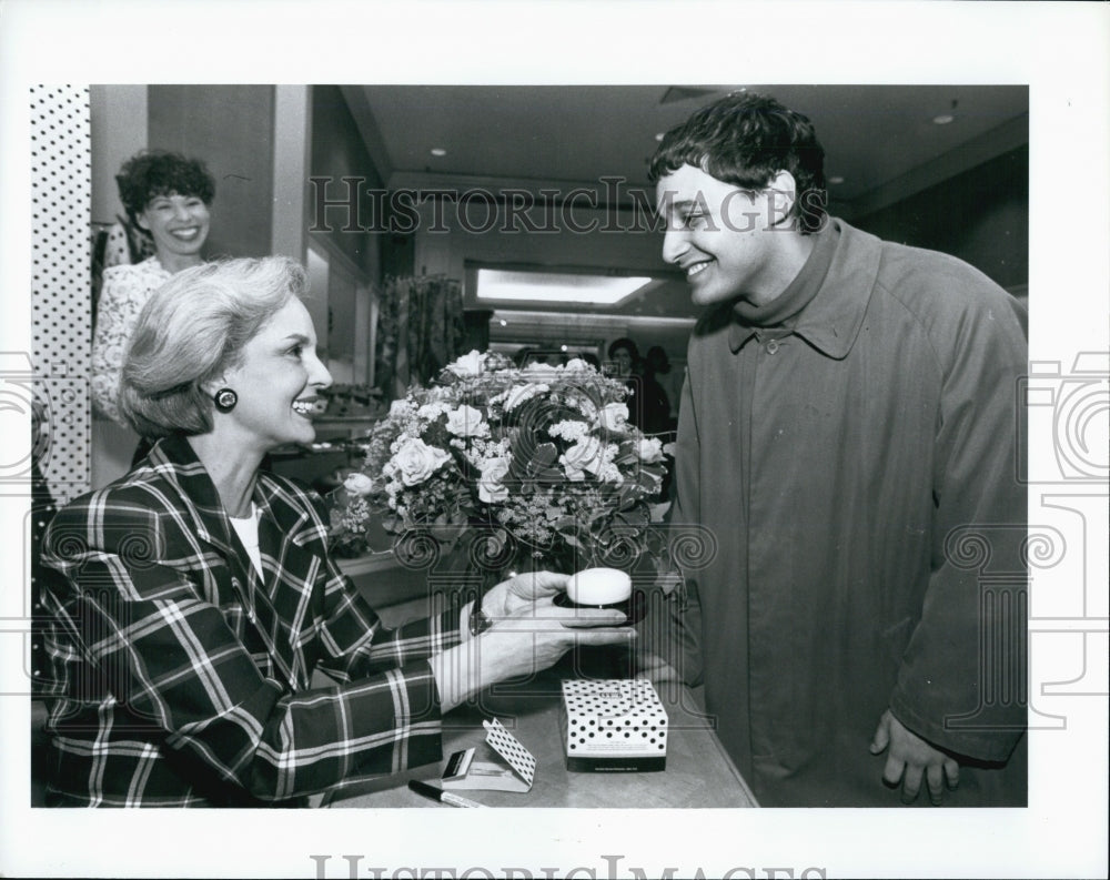 1990 Press Photo Carolina Herrera shows her wares to Richard Bois of Boston - Historic Images