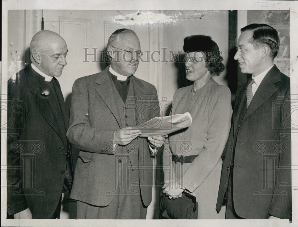 1947 Press Photo Bishop Raymond Heron, Bishop Norman B. Nash, Mrs. Byron Atwood - Historic Images