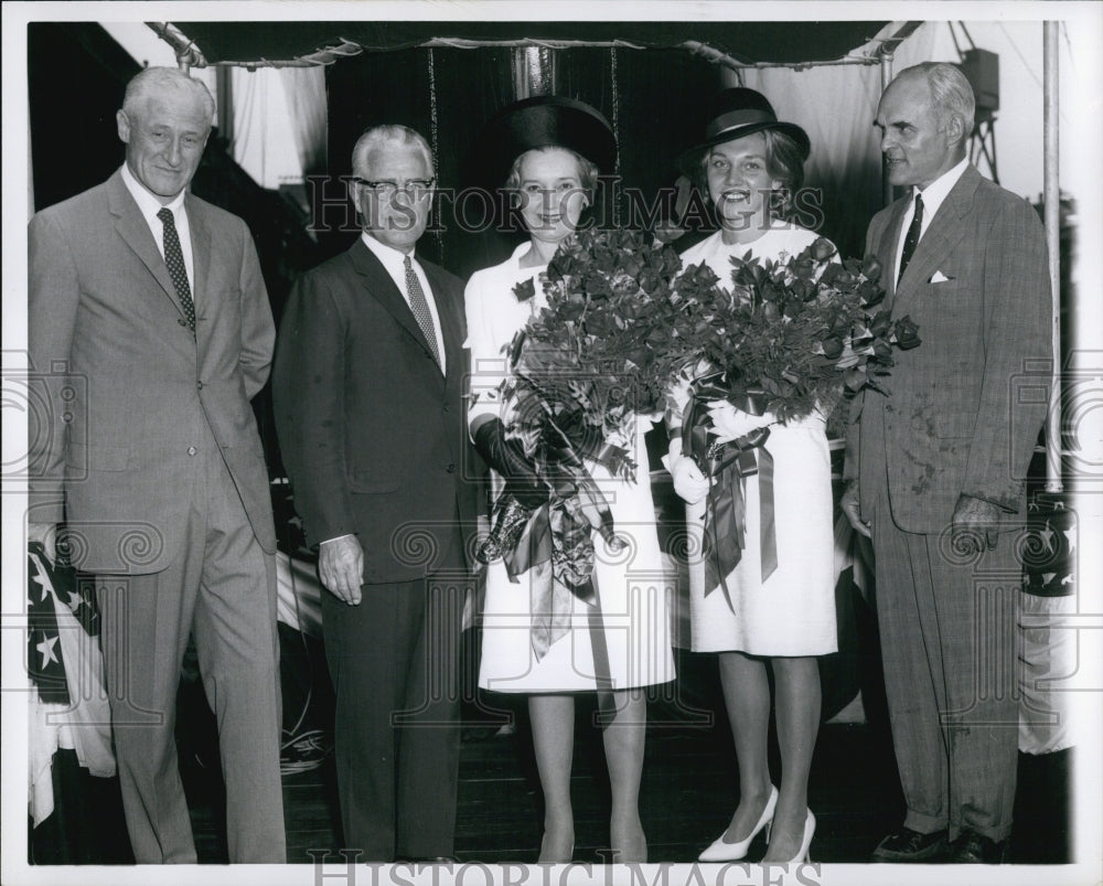 1963 Press Photo Guest for S.S. American Crusade ship. - Historic Images