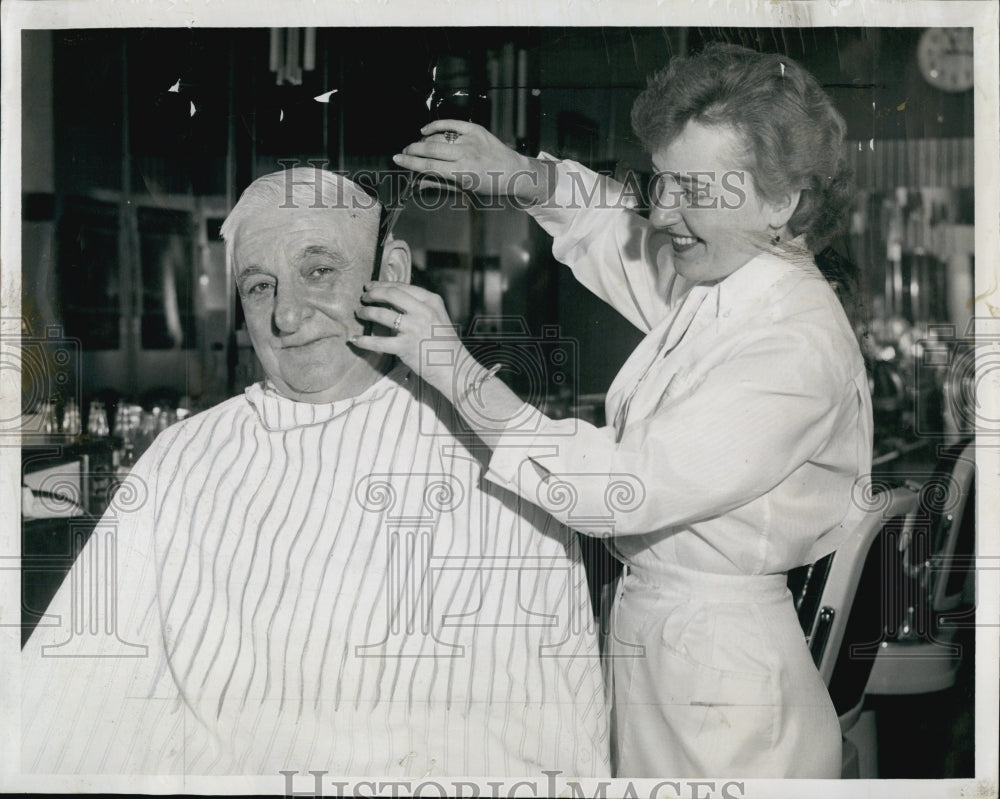 1960 Press Photo Pauline Tondreau cuts hair of Rocco Gentile at Modern Barber - Historic Images