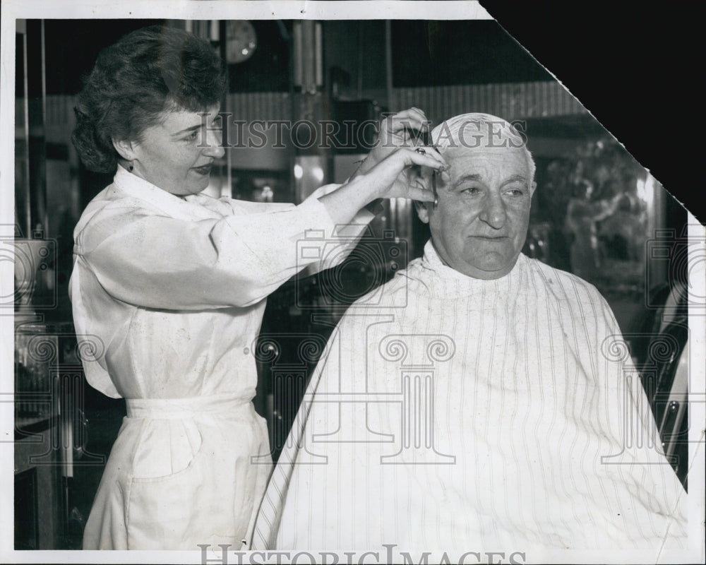 1960 Press Photo Lady Barber Pauline Tondreau - Historic Images