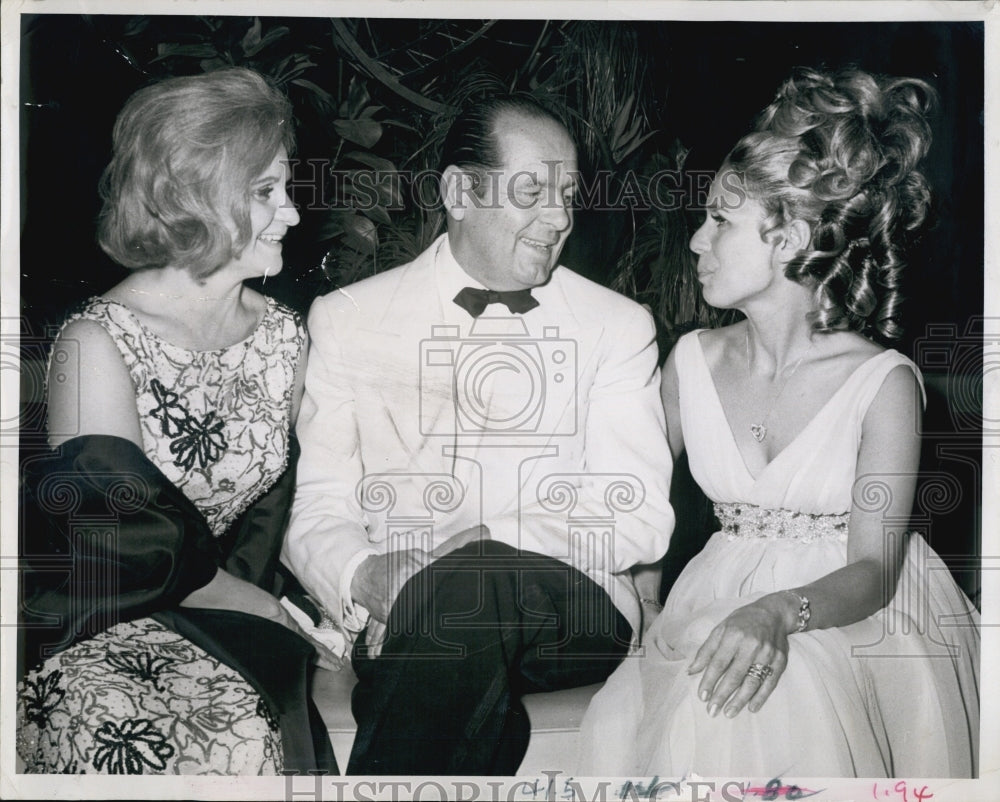 1969 Press Photo Janet Garry, Consul Gen. Francesco Tonsi Offieri & John Gallo - Historic Images