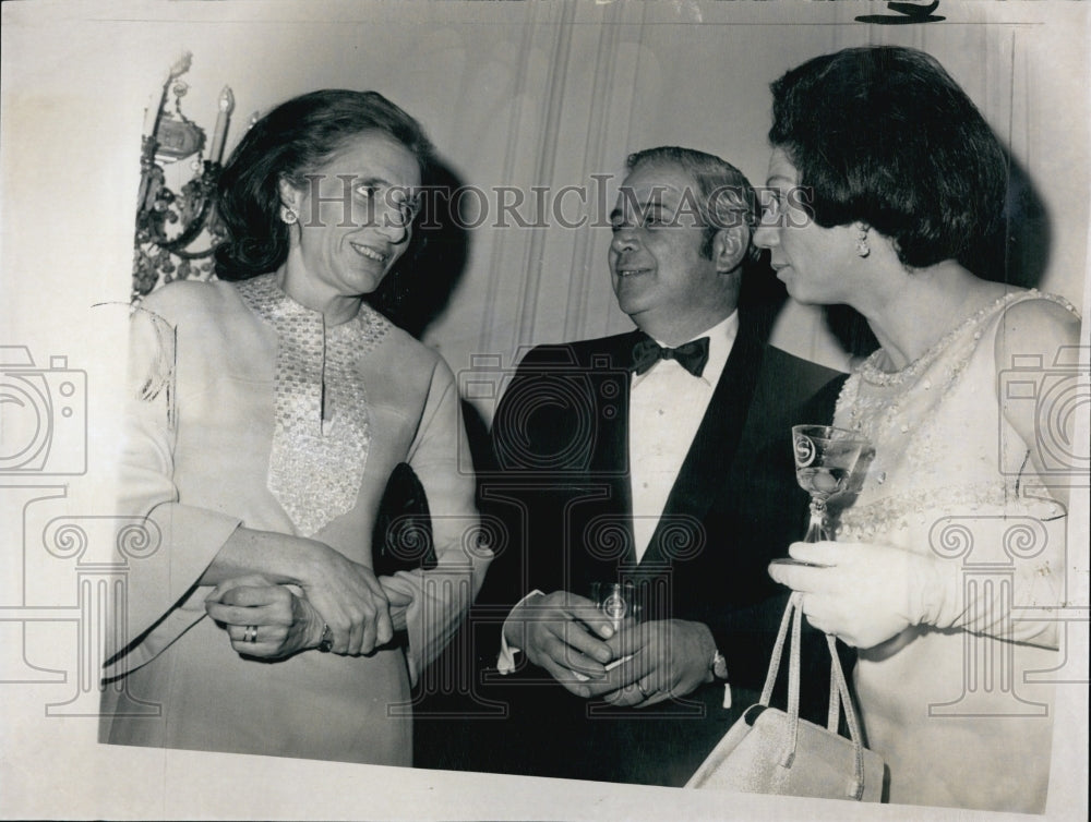 1969 Press Photo Countless Tonci-Ottieri greets Mr. and Mrs. Albert Pagliarulo. - Historic Images