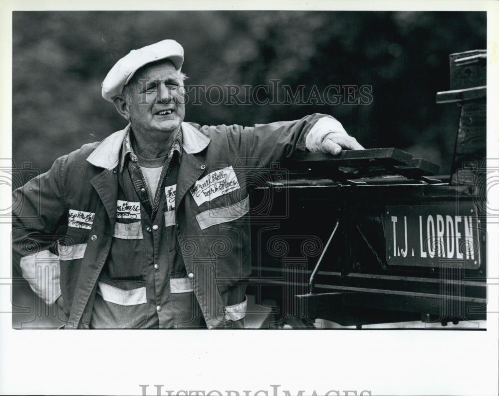 1985 Press Photo Joe Lorden selling fruits &amp; veges by horse and cart in Randolph - Historic Images