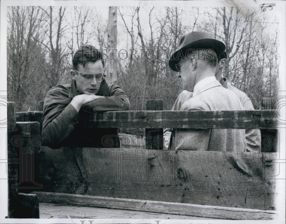 1959 Press Photo James Lorden & State Trooper After His Mother's Body was Found - Historic Images
