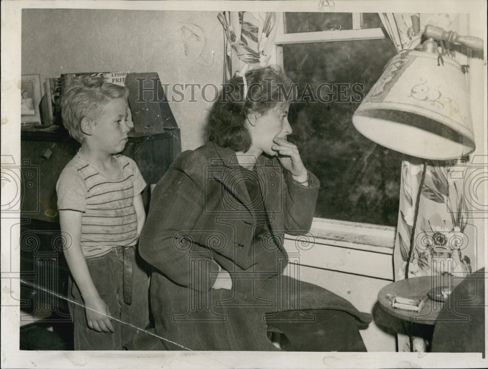 1945 Press Photo Mrs Charles Lord and sson,other son is missing - Historic Images