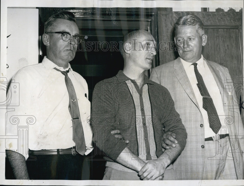 1962 Press Photo Wesley Lott Arrested by 2 Detectives for Bank Hold Up - Historic Images