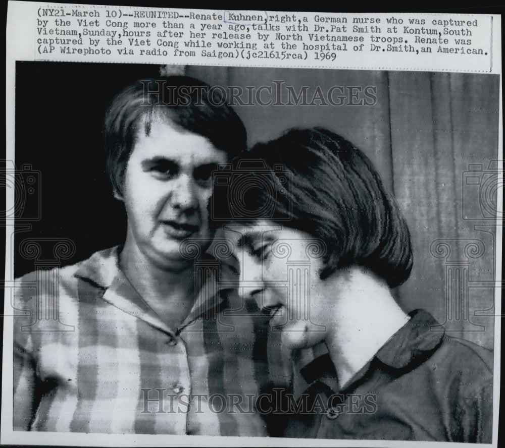 1969 Press Photo Renate Kuhnen, POW Of Viet Cong, Talks With Dr. Pat Smith - Historic Images