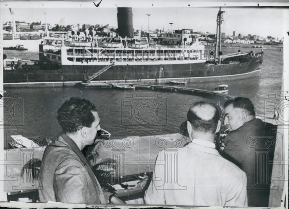 1956 Press Photo Three Captains look at a ship entering Canal port. - Historic Images