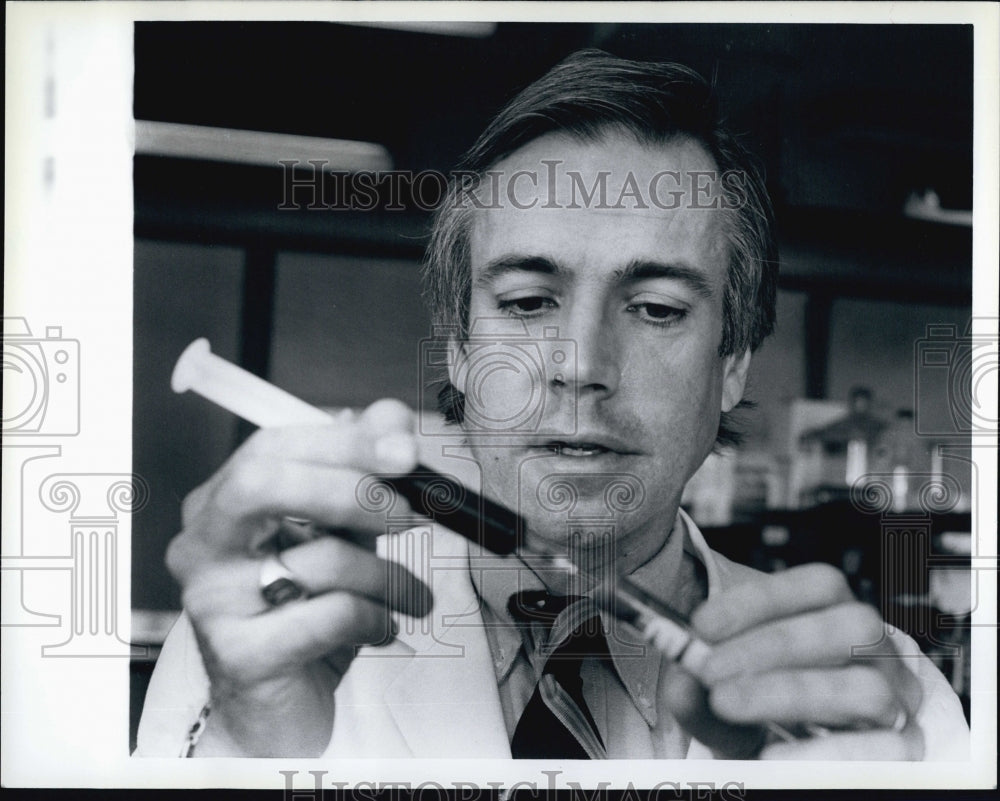 1983 Press Photo Dr Richard Erbe and a blood sample - Historic Images