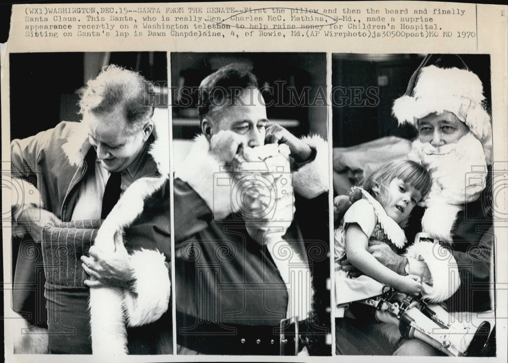 1970 Press Photo Sen Charles Mathias Plays Santa Claus - Historic Images