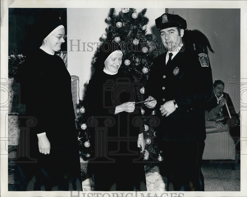 1970 Press Photo Ptrl Dan Matthews & Sisters Marie Anne & Sr Sup.M Jarlath - Historic Images