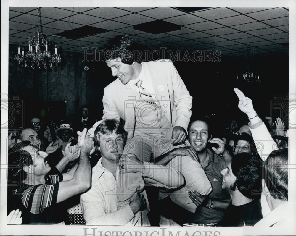 1977 Press Photo Fans Carry Senator Elect Frank Mastrocola On Shoulders - Historic Images