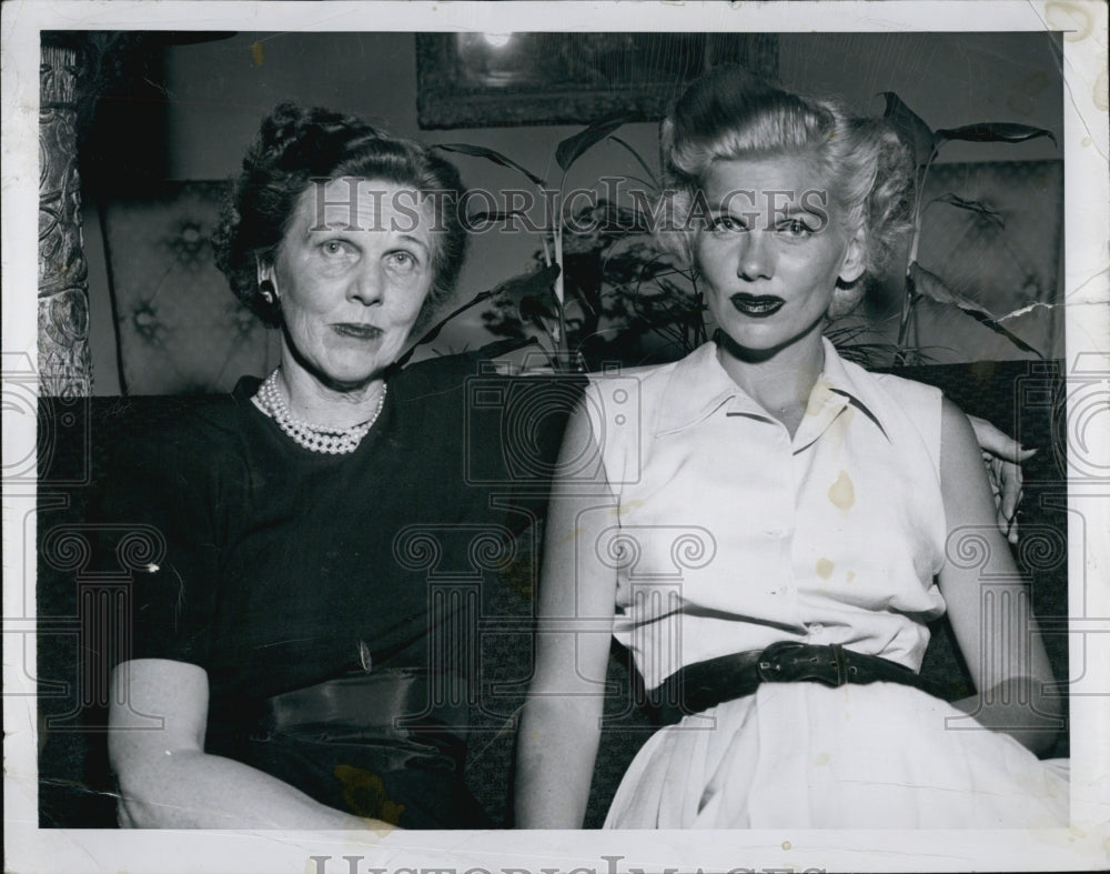 1951 Press Photo Joyce Mathews and her mother Mrs. Gladys Mathews - Historic Images