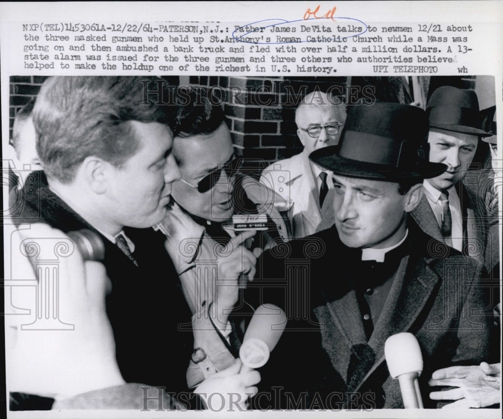 1964 Press Photo Father James DeVita St Anthony's Roman Catholic Church robbery - Historic Images