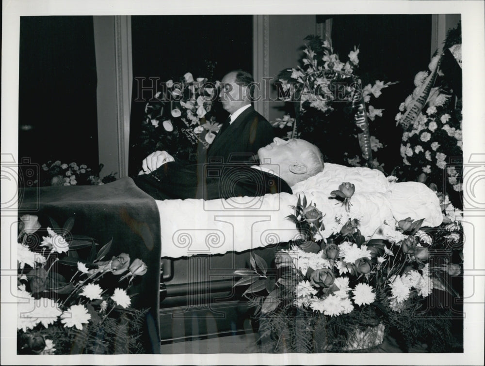 1954 Press Photo The body of Andrei Vishinsky, Chief Soviet Delegate to the UN - Historic Images