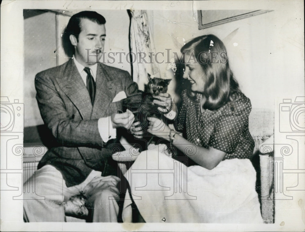 1943 Press Photo The Marquis Georges de Visdelou and his girlfriend Betty Robert - Historic Images