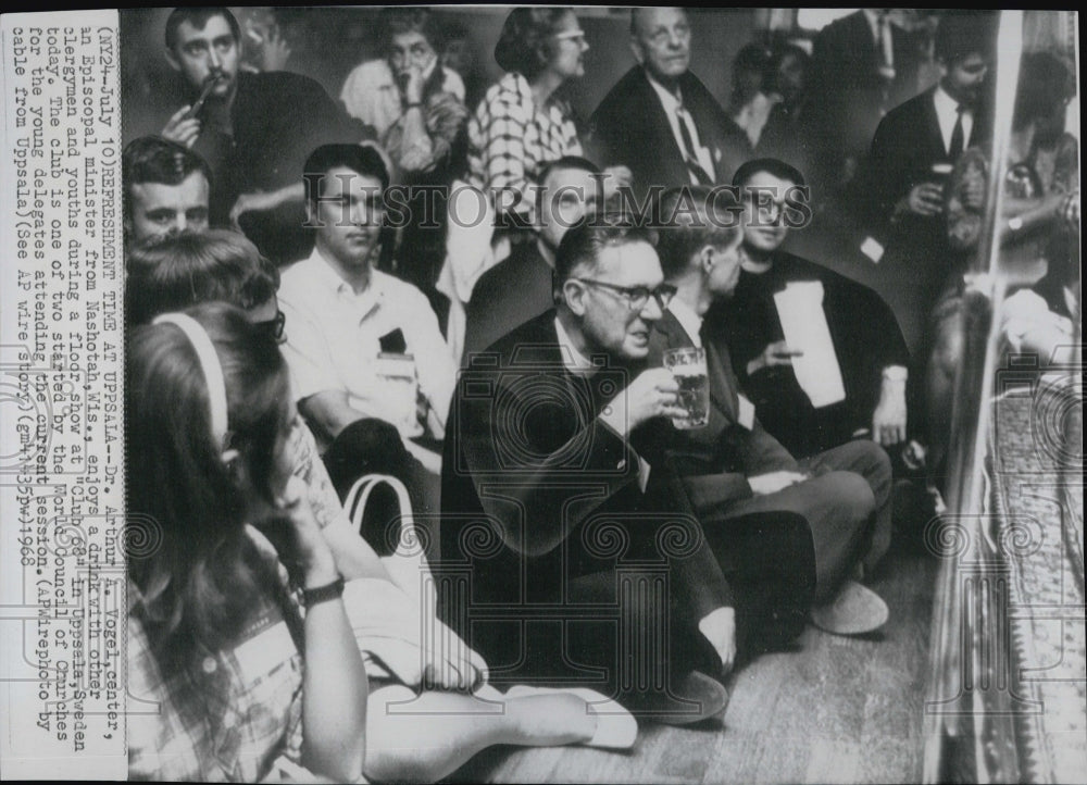 1968 Press Photo Dr. Arthur A. Vogel, Episcopal minister from Nashotah, Wis. - Historic Images