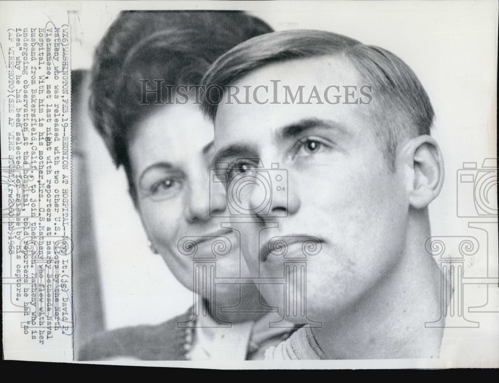 1968 Press Photo Navy Lt. David P. Matheny at Bethesda Naval Hospital - Historic Images