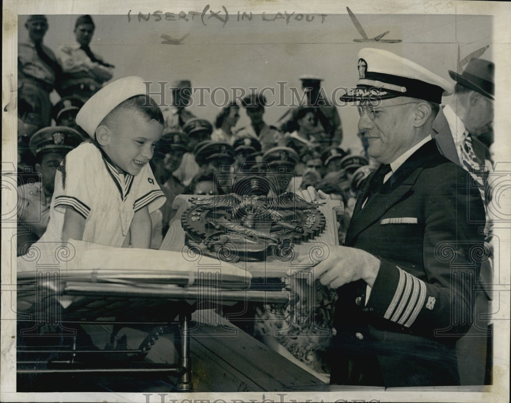 1944 Press Photo Cpt RC Hardin Presents Camp Thomas Plaque To Jimmie Carrick - Historic Images